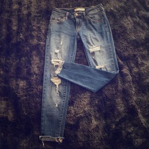 Distressed cropped jeans